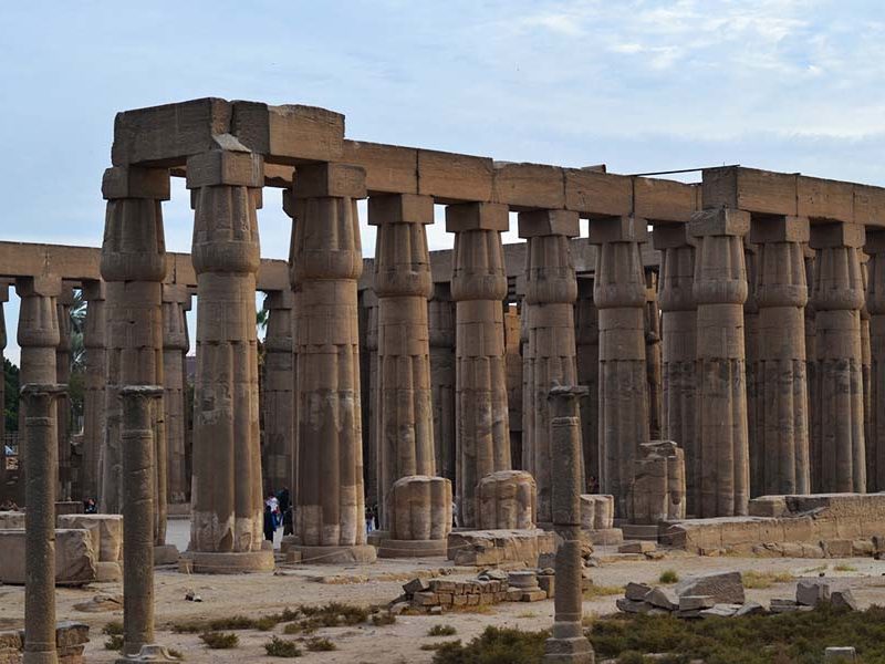 Colunas papiriformes do templo de Luxor